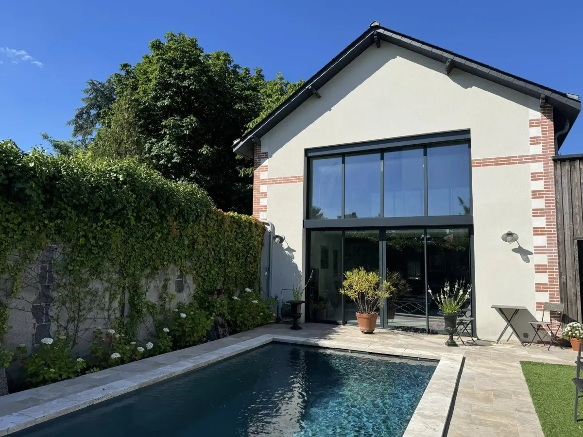 Grande baie vitrée aluminium noir façade jardin maison contemporaine