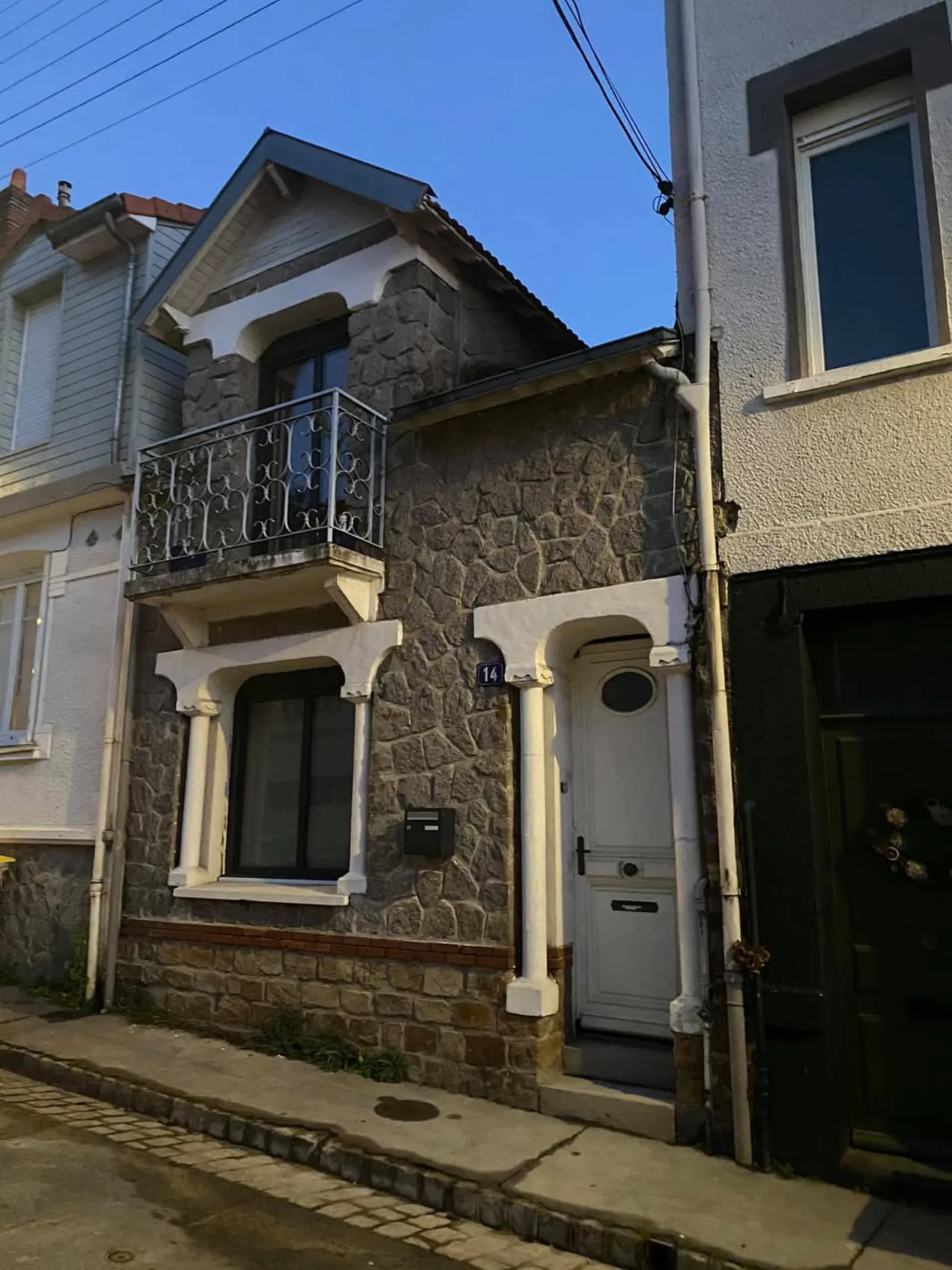 Maison de ville en pierre rénovée porte et fenêtre blanches