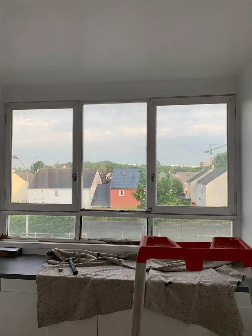 Chantier de remplacement de fenêtres avec bâche de protection