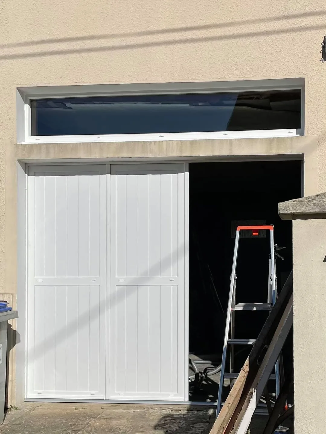 Rénovation de porte de garage en cours de pose