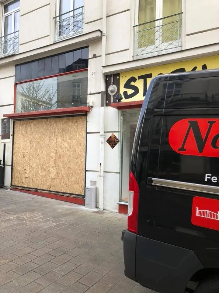 Dépannage d'urgence sur vitrine de commerce à Nantes