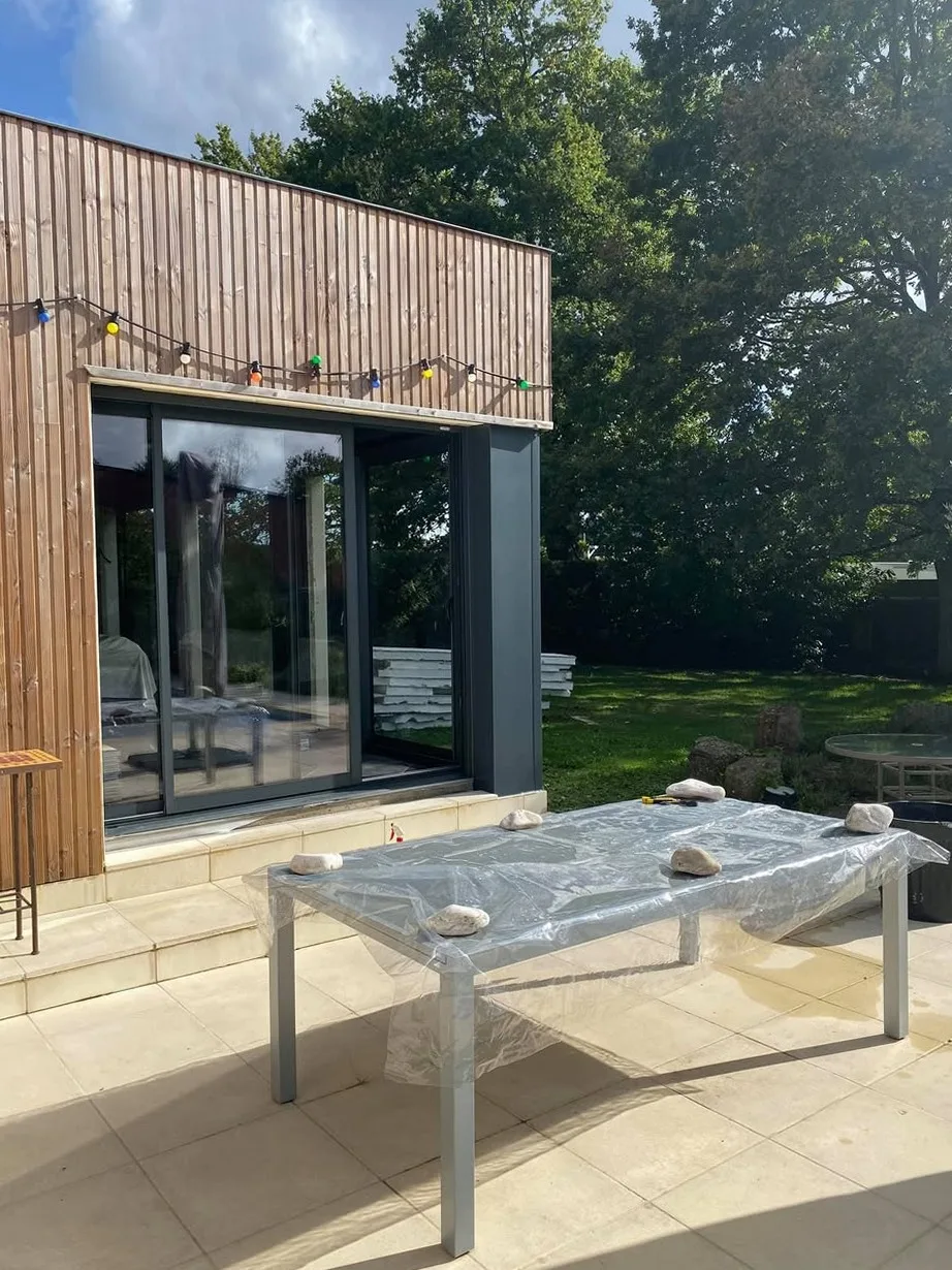 Baie vitrée coulissante aluminium anthracite maison bardage bois