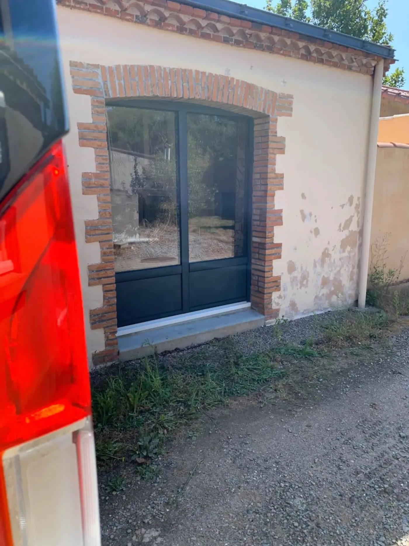 Fenêtre aluminium anthracite double vantail encadrement brique