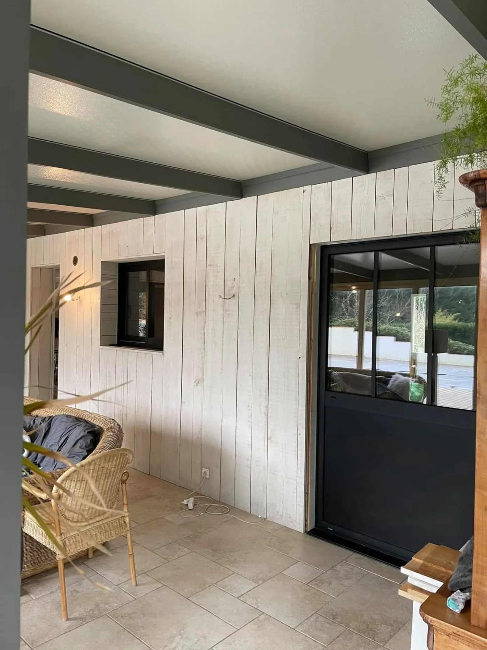 Porte-fenêtre atelier style verrière aluminium noir véranda bois