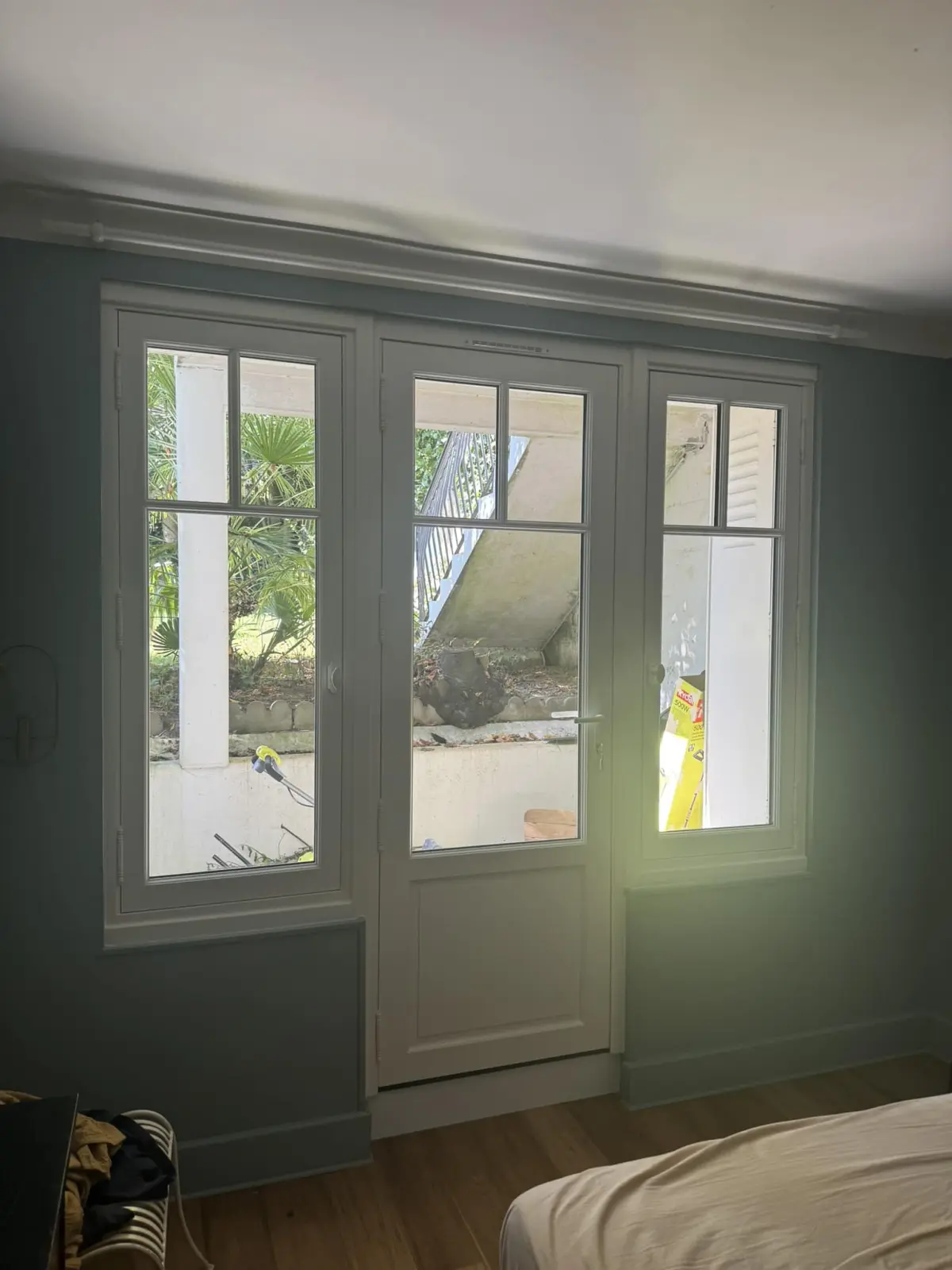 Triple porte-fenêtre PVC blanc en rénovation, façade arrière