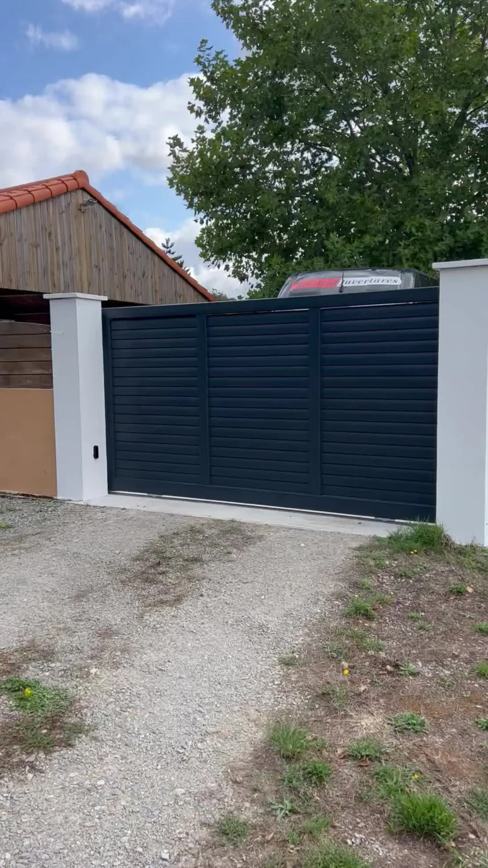 Portail coulissant aluminium gris anthracite ajouré contemporain