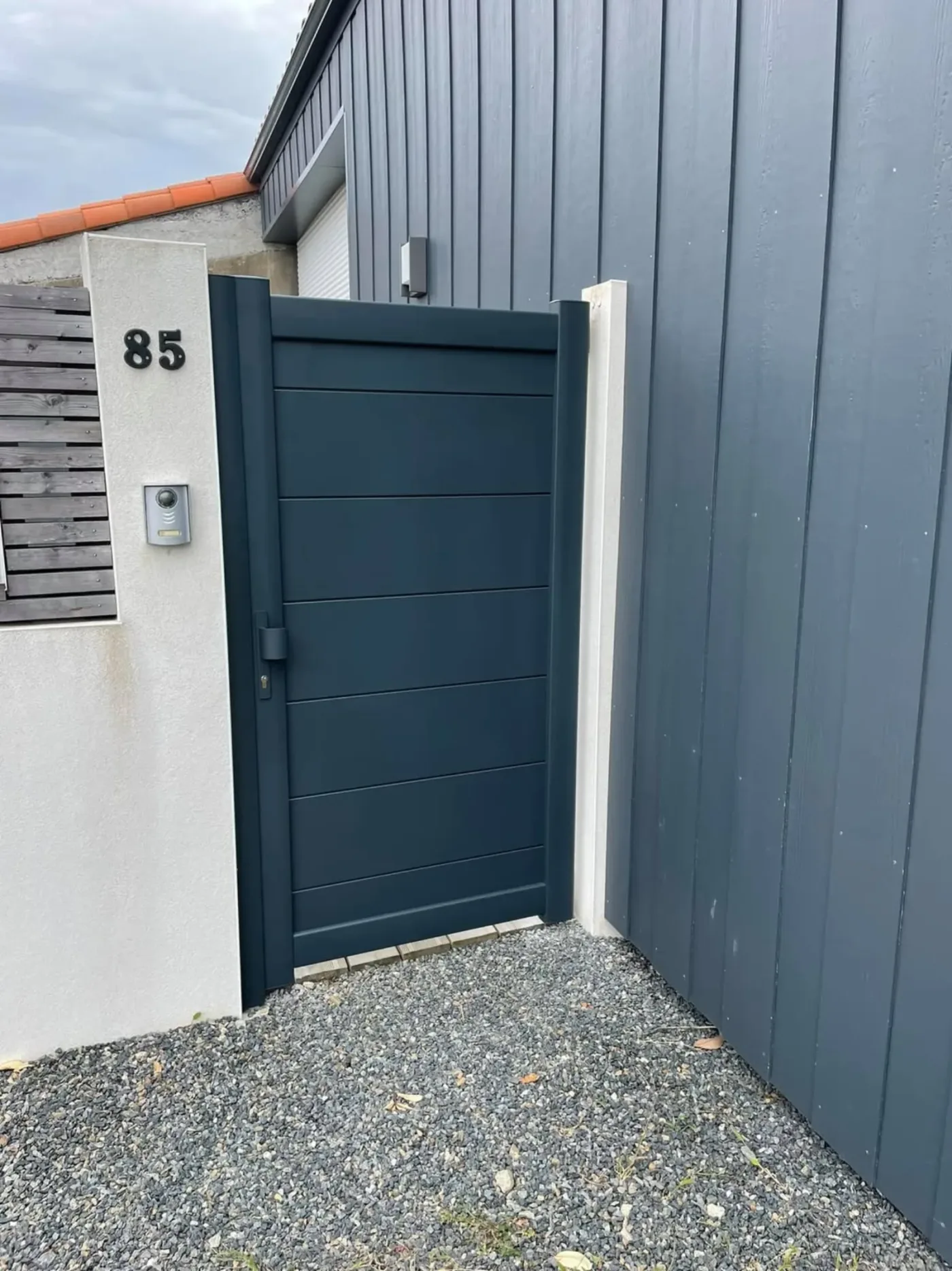 Portillon aluminium anthracite avec interphone maison contemporaine