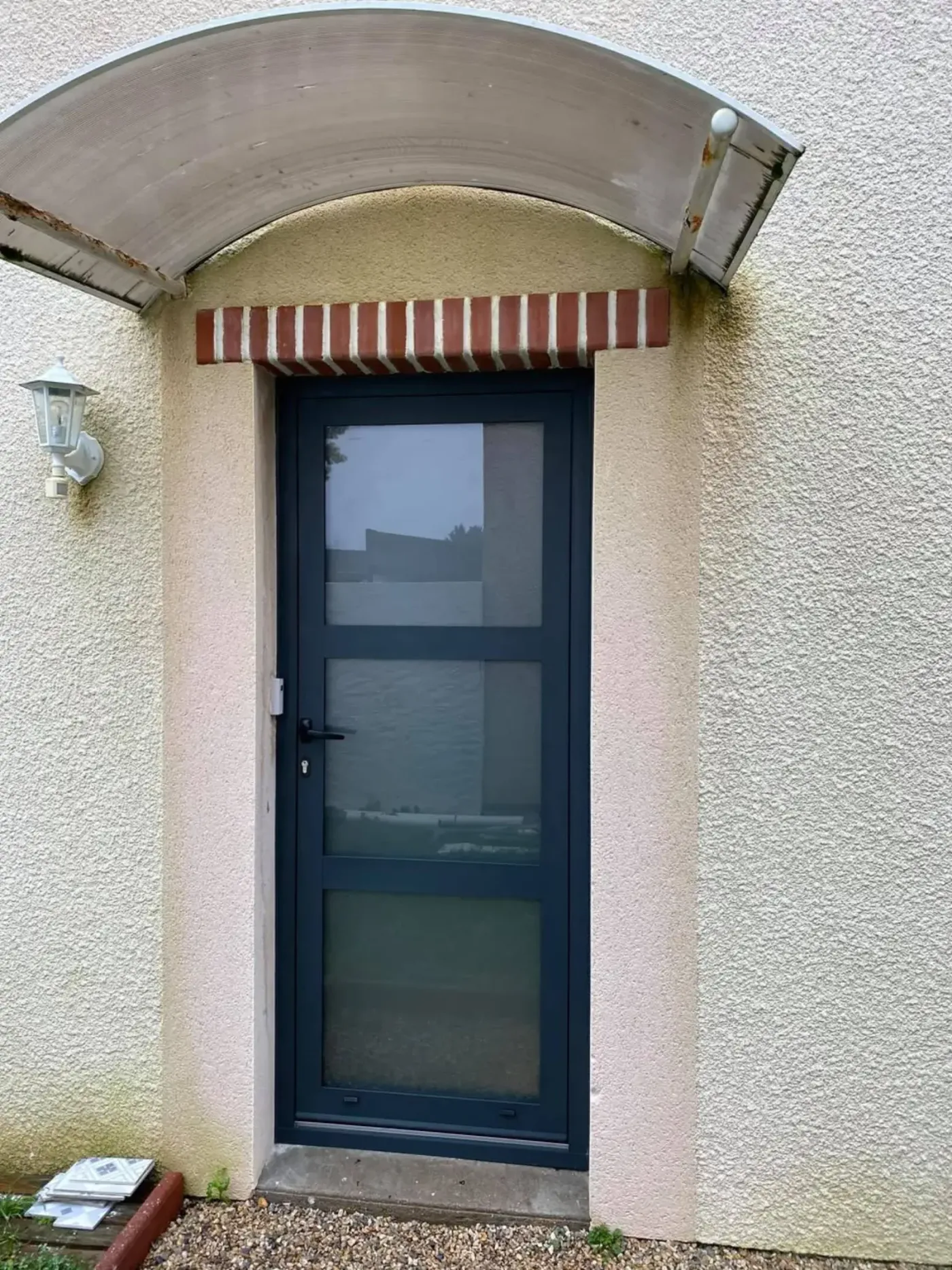 Porte d'entrée aluminium gris anthracite vitrée trois panneaux
