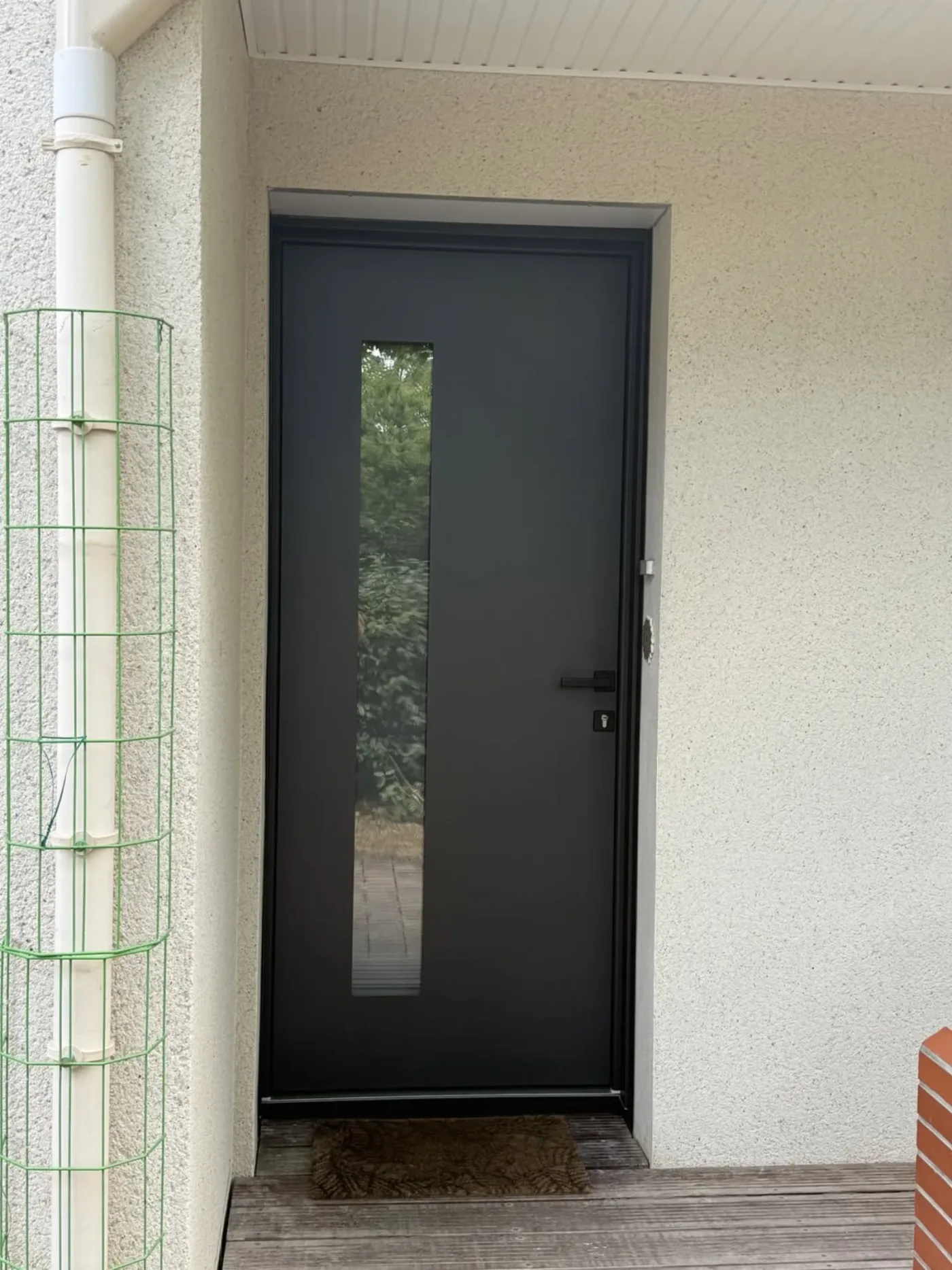 Porte d'entrée aluminium anthracite hublot vertical contemporaine