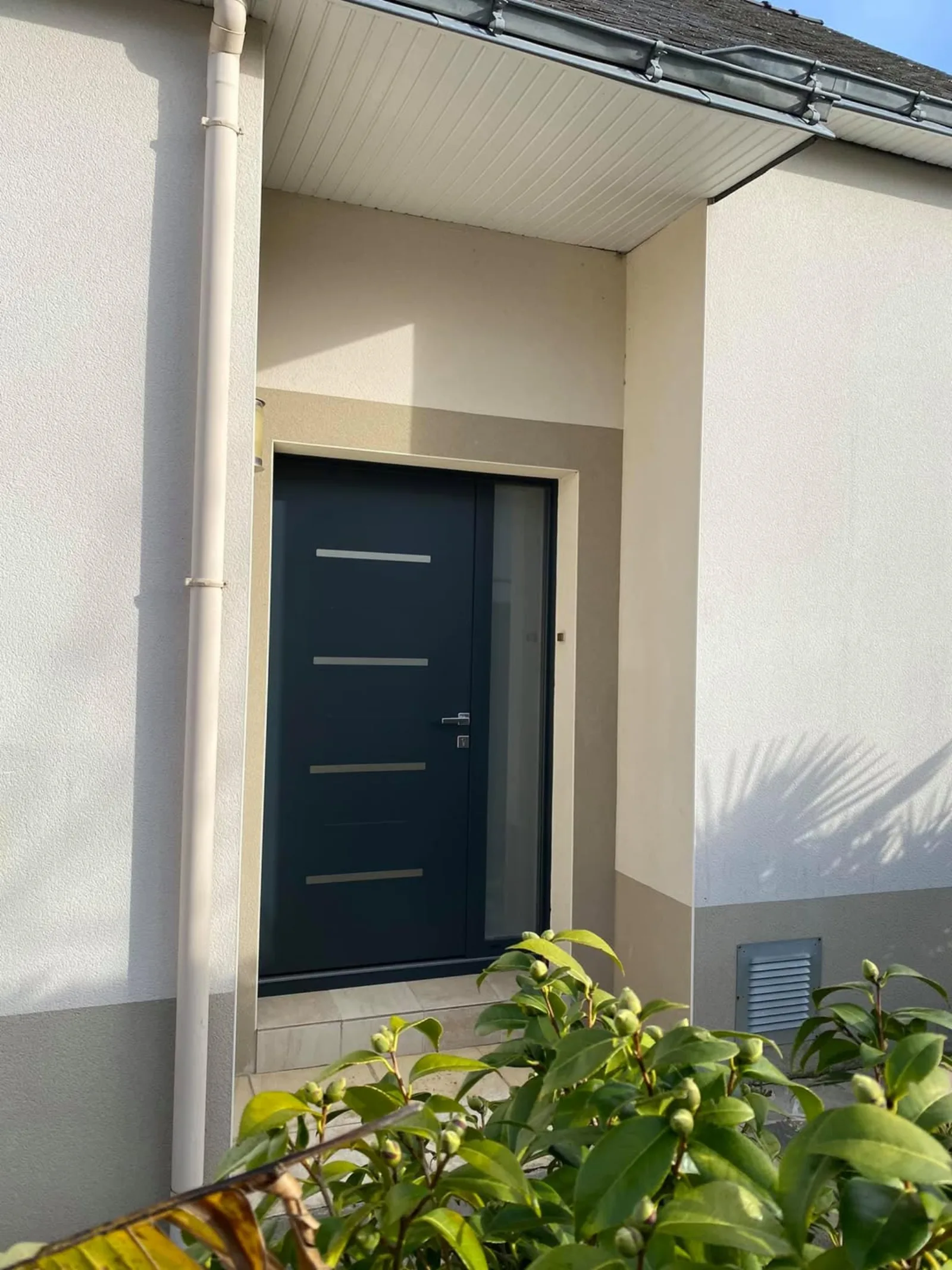 Porte d'entrée aluminium anthracite avec tierce vitrée design