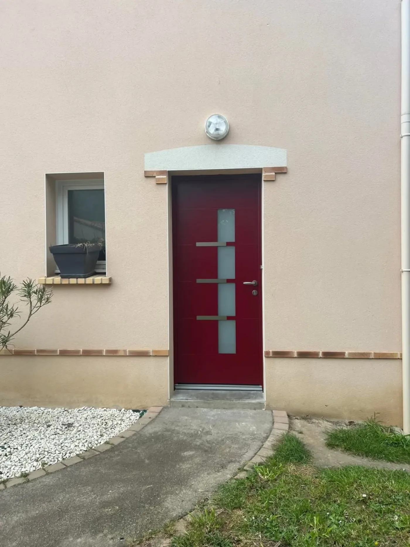 Porte d'entrée aluminium rouge bordeaux design contemporain