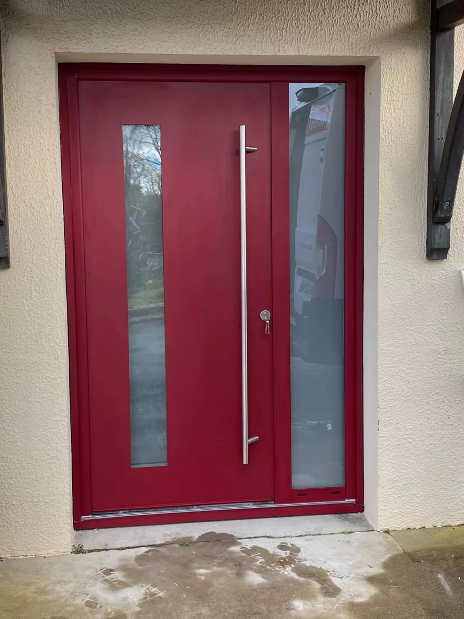 Porte d'entrée aluminium rouge bordeaux avec tierce vitrée barre inox