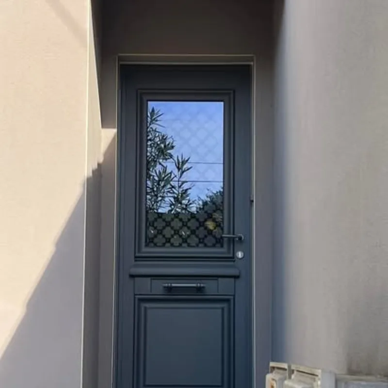 Porte d'entrée aluminium gris anthracite avec vitrage décoratif losange