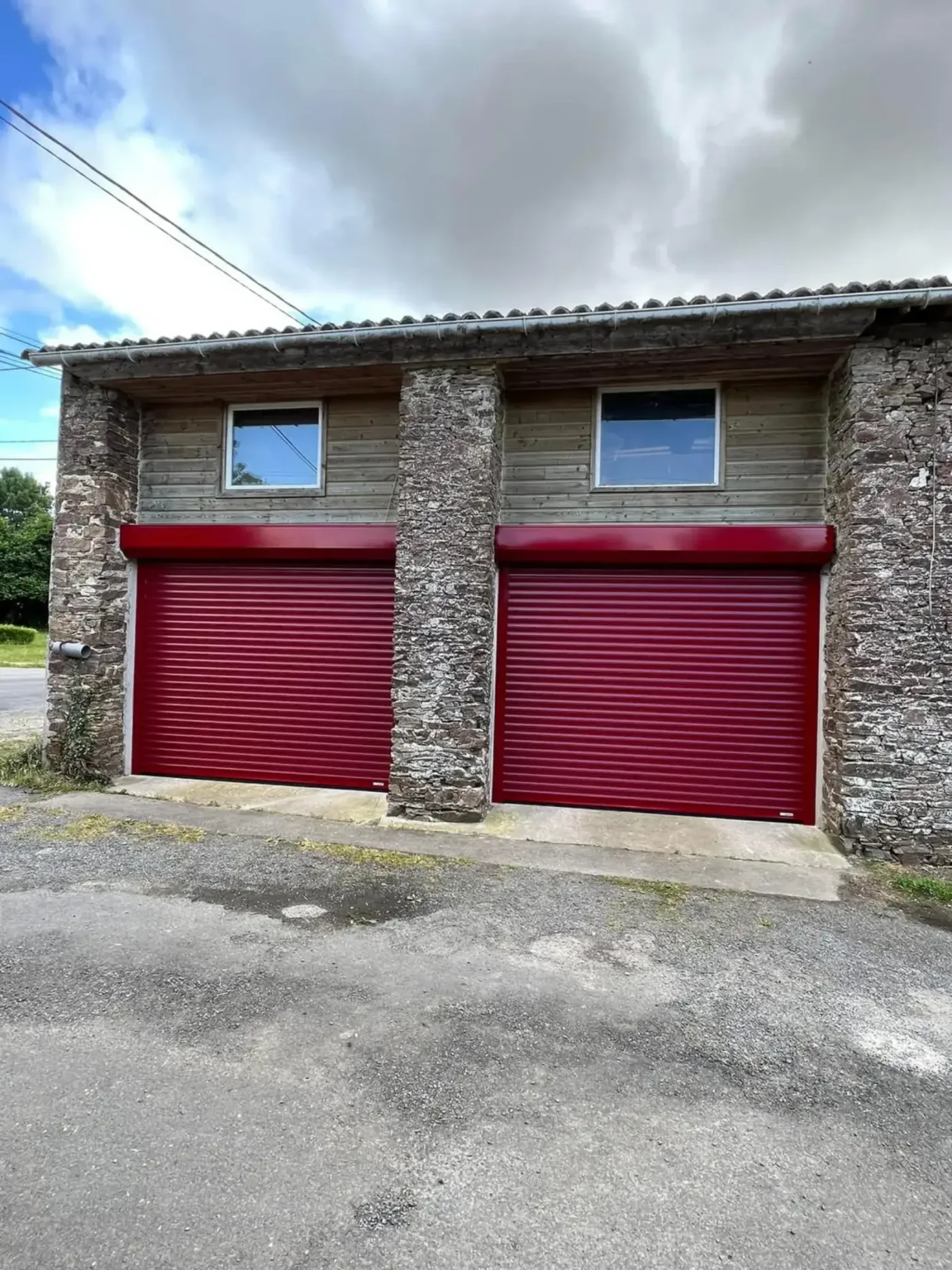 Deux portes de garage enroulables aluminium rouge en rénovation