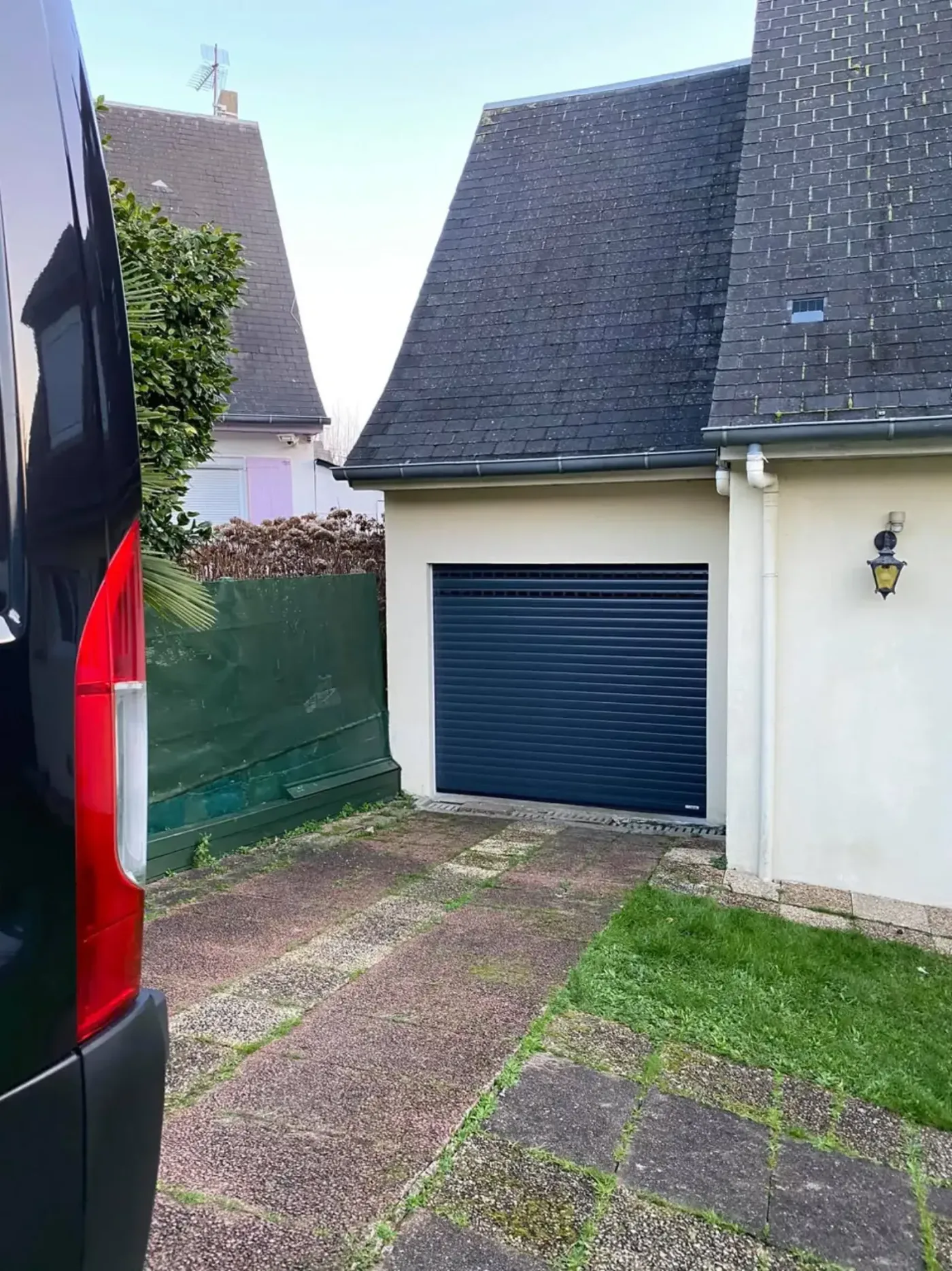Porte de garage enroulable aluminium bleu anthracite en rénovation