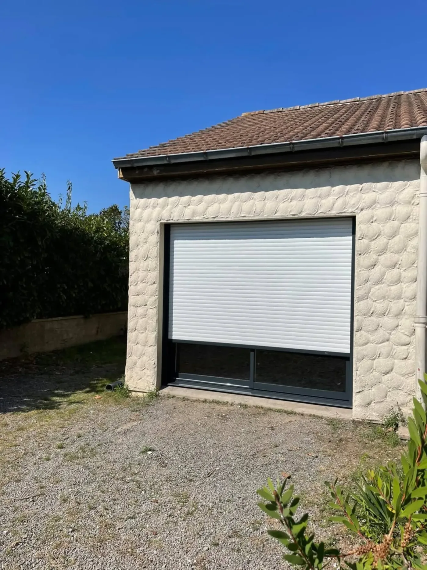Volet roulant blanc et baie vitrée coulissante aluminium anthracite