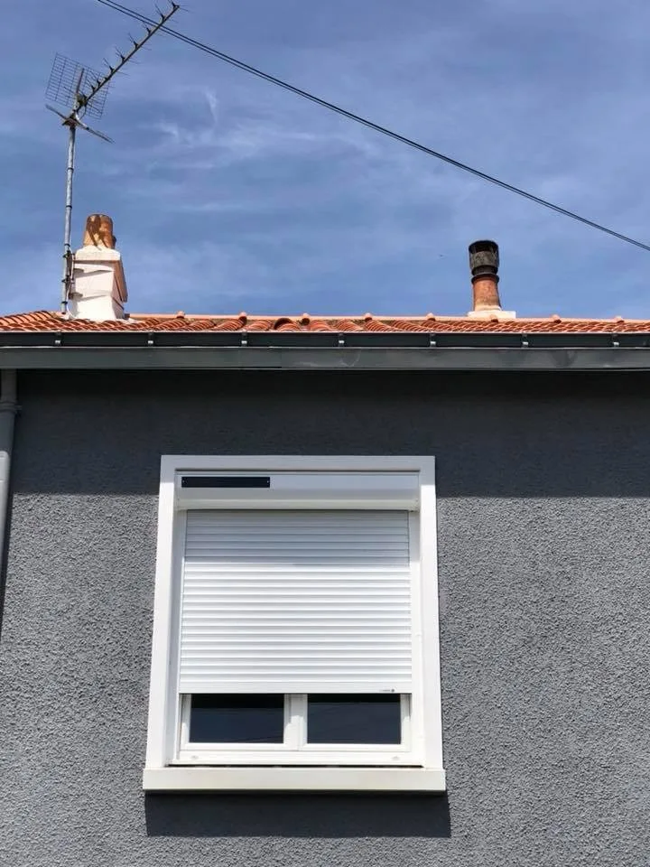 Volet roulant PVC blanc posé en façade