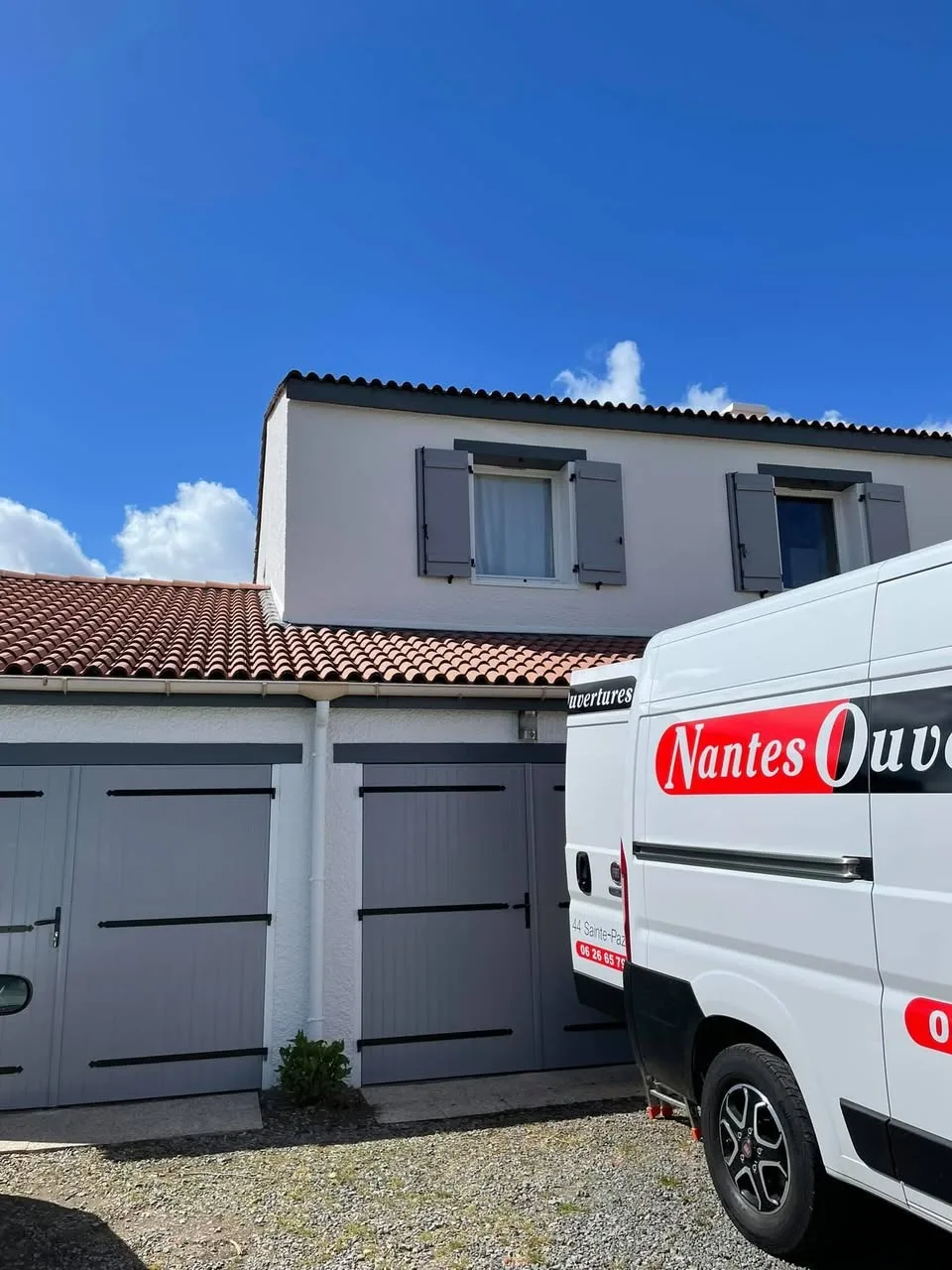 Camion Nantes Ouvertures en intervention sur des volets, maison du Pays de Retz